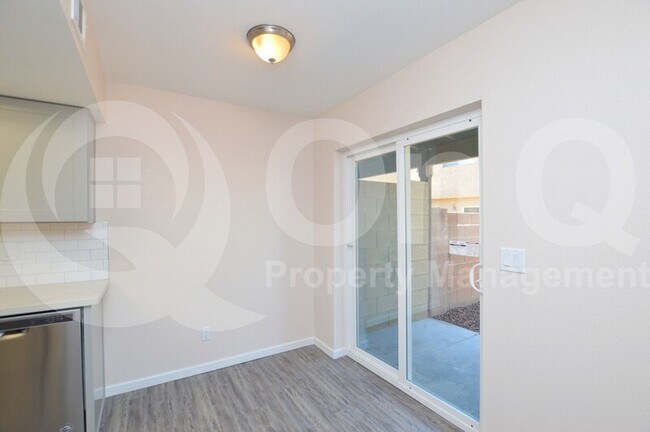 Foto del edificio - 1418 E Knoll Cir