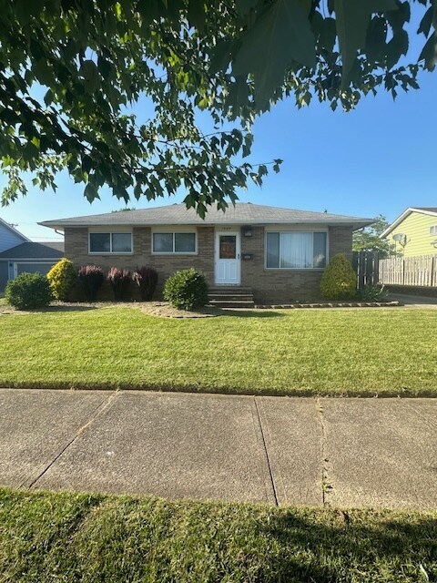 Foto principal - 19334 Hipple Ave