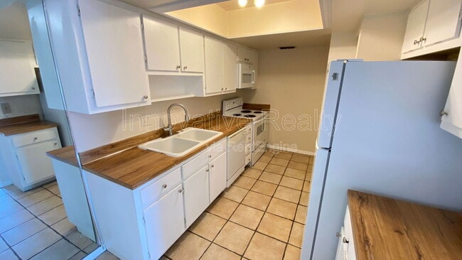 Building Photo - 5169 Vineland Rd