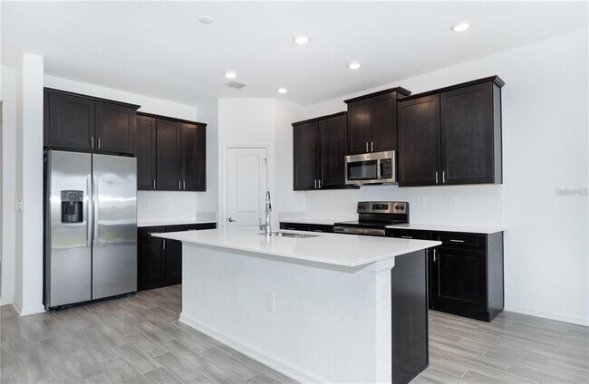 Foto del edificio - 7137 Dilly Lake Ave