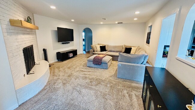 Foto del edificio - 8705 Lakeaire Dr