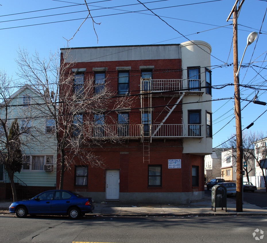 Building Photo - 125 Avenue E