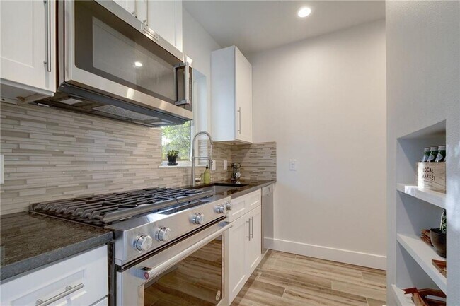 Building Photo - East Austin 2 Bed 2 Bath
