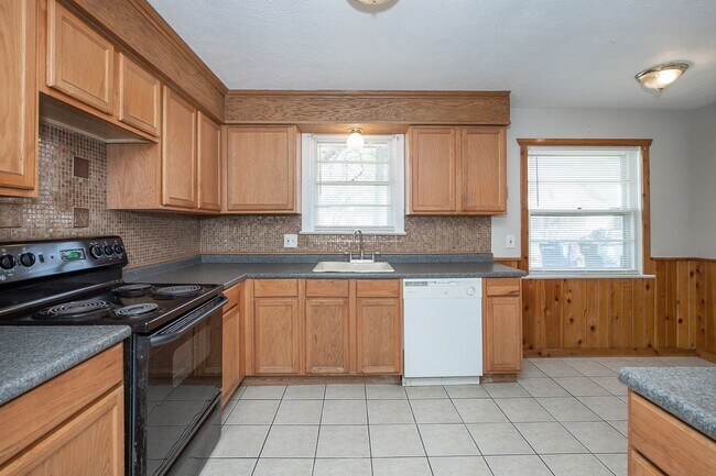 Building Photo - Spacious 3 bedroom/2 bath Cleveland Hts single family house!