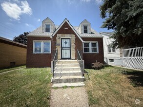 Building Photo - 666 Greenbay Ave