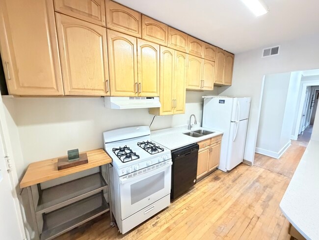 Foto del edificio - 5674 N Ridge Ave