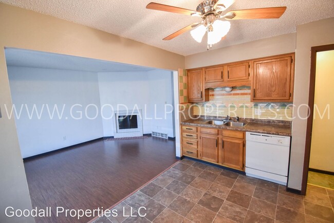 Building Photo - 2 br, 1 bath House - 3423 Merle Hay Rd