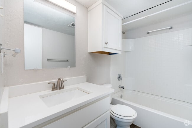 Cypress - 2BR, 1BA - 805SF - Bathroom - Gazebo Apartments (Denton, Tx)