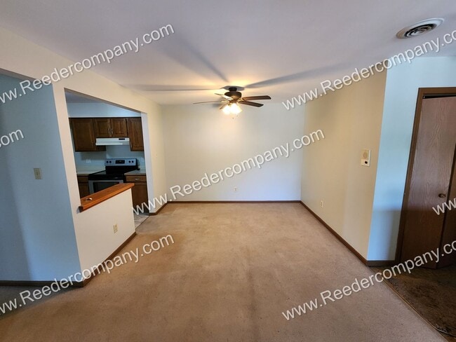 Building Photo - 2 Bedroom / 1 Bath Condo