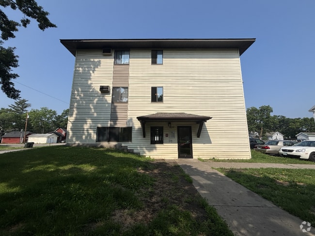 Building Photo - 527 8th Ave S