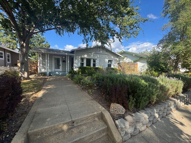Building Photo - 2 bedroom |1 bathroom | Charming West Taho...