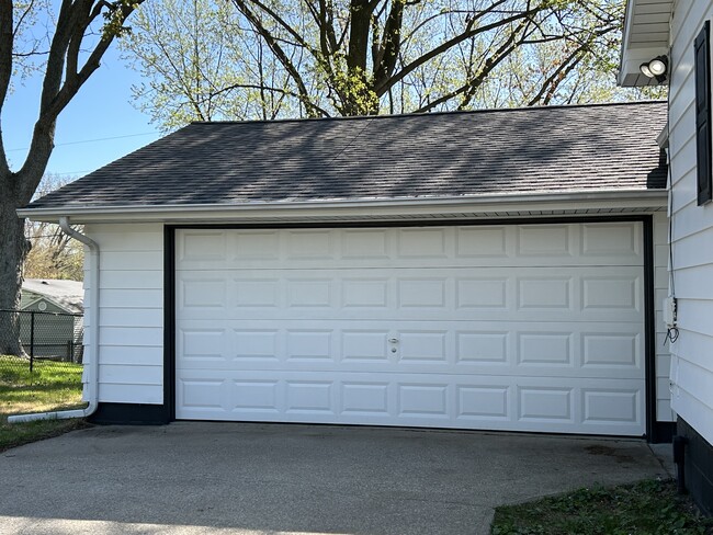 Garaje adjunto para 2 coches - 3383 Locust Ln