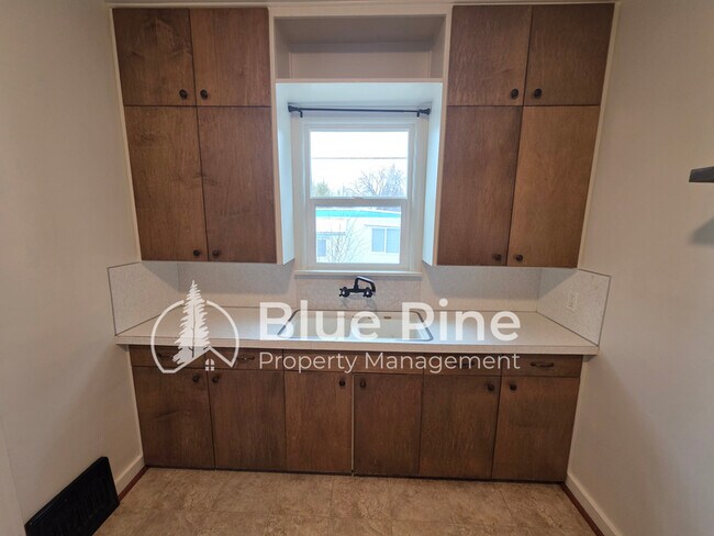 Foto del edificio - 485 N Higbee Ave