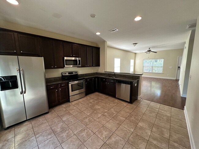 Foto del edificio - 4 Bedroom/ 2.5 Bath- Fenced in Back Yard