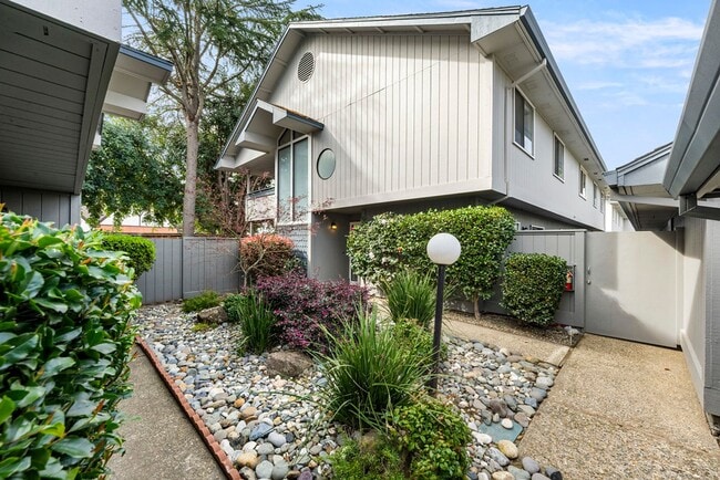 Building Photo - Beautiful 3-bedroom, 3-bathroom townhome  ...