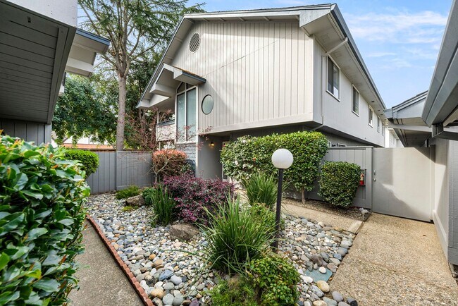 Foto del edificio - Beautiful 3-bedroom, 3-bathroom townhome  ...