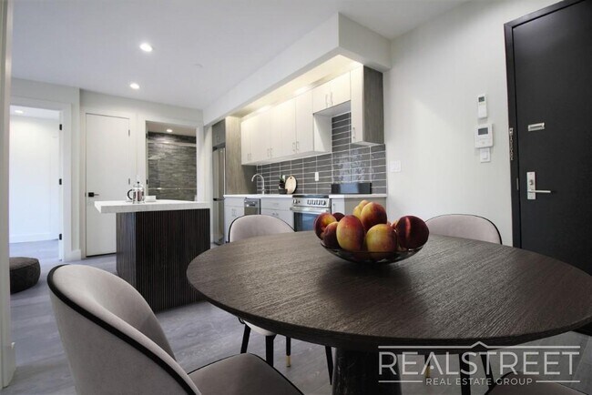 Foto del edificio - Stunning & Spacious NEW 2 BED in Flatbush