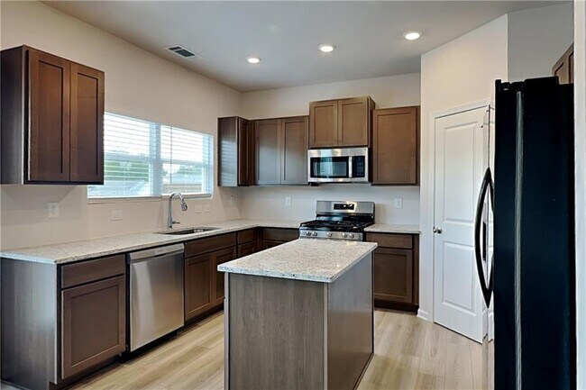 Building Photo - 769 Oakmont Trce