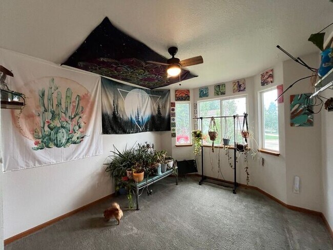 Foto del edificio - Great 4 Bedroom House