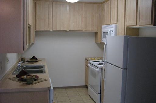 Kitchen - Lakeside Manor Apartments