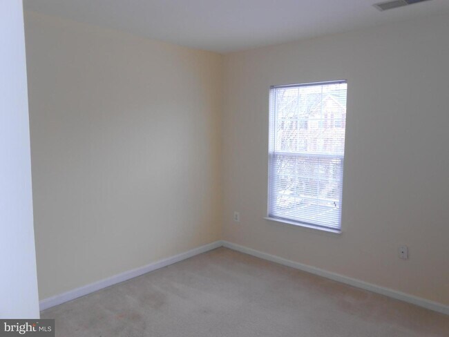 Building Photo - 15568 Three Otters Pl