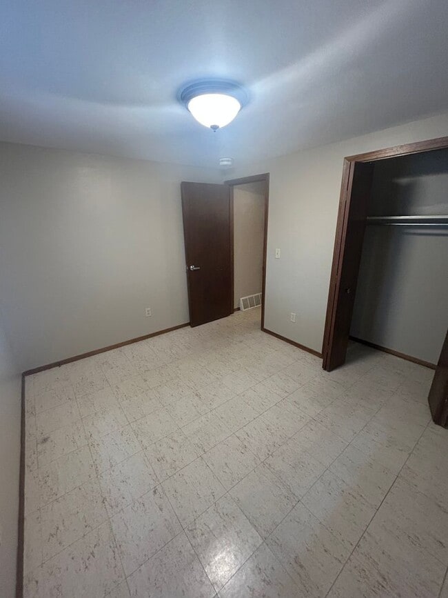 Foto del edificio - 703-705 Woodbine Ave