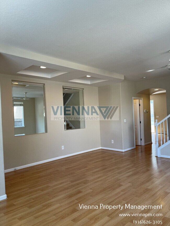 Building Photo - Spacious 3 Bedroom Home in Great Location