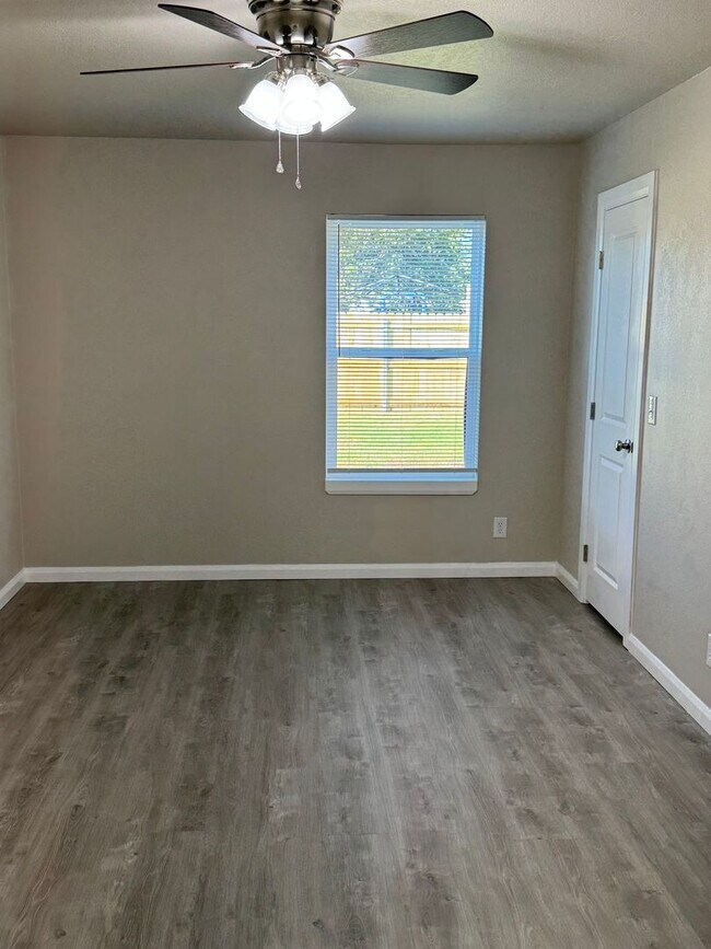 Foto del edificio - Fully Renovated 3 Bedroom Duplex in the he...