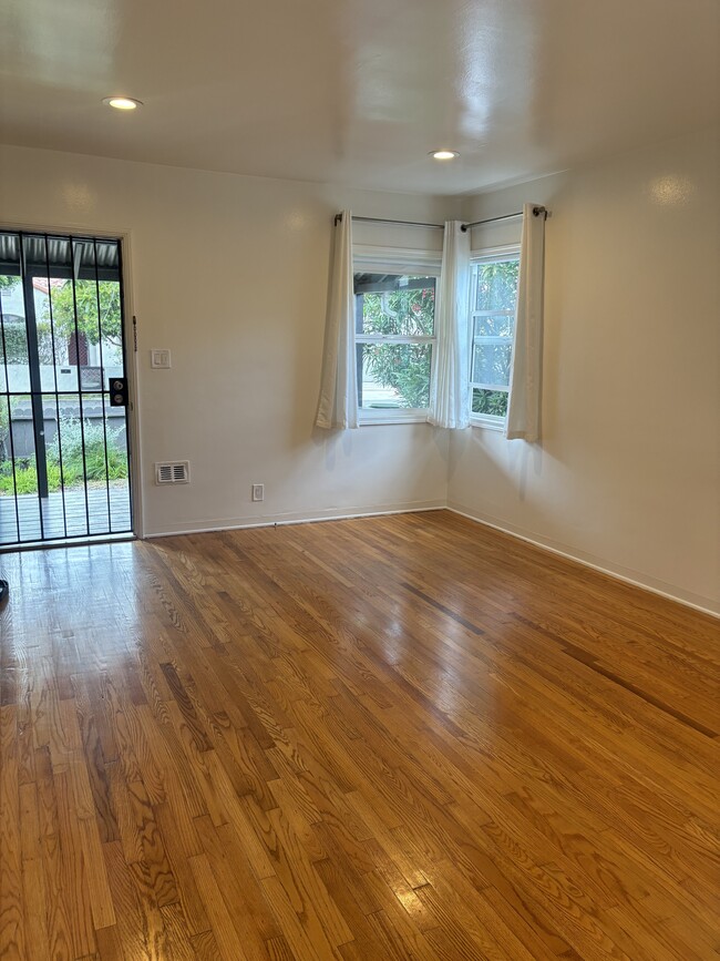 Building Photo - 1147 Van Buren Ave