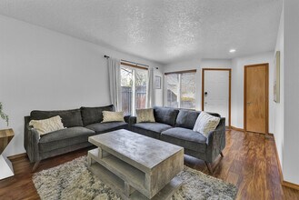 Building Photo - 1005 W Targee St