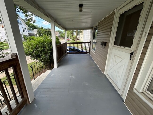 Building Photo - 3 Bed - 1 Bath Single Family Home in Elyria