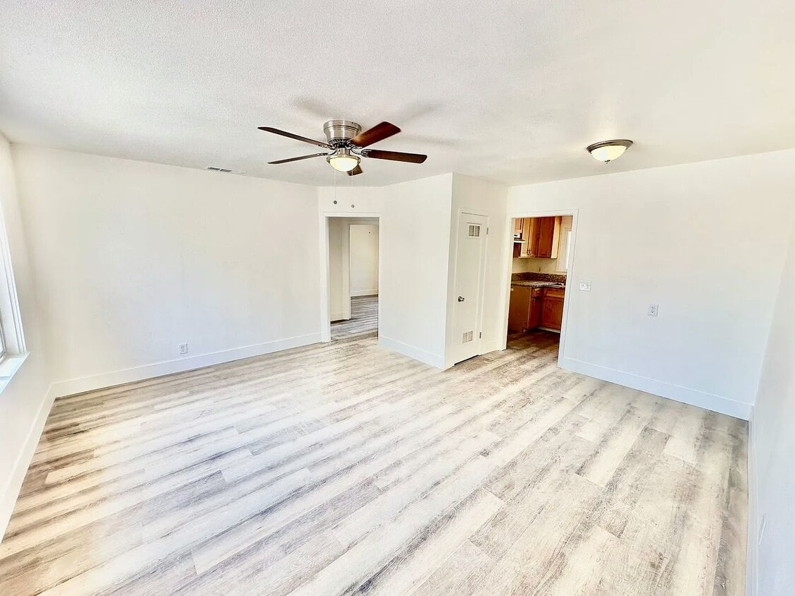 Foto principal - 4221 W Belmont Ave