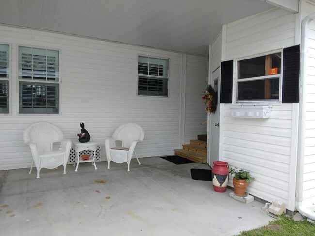 Building Photo - 215 Tiger Lilly Dr