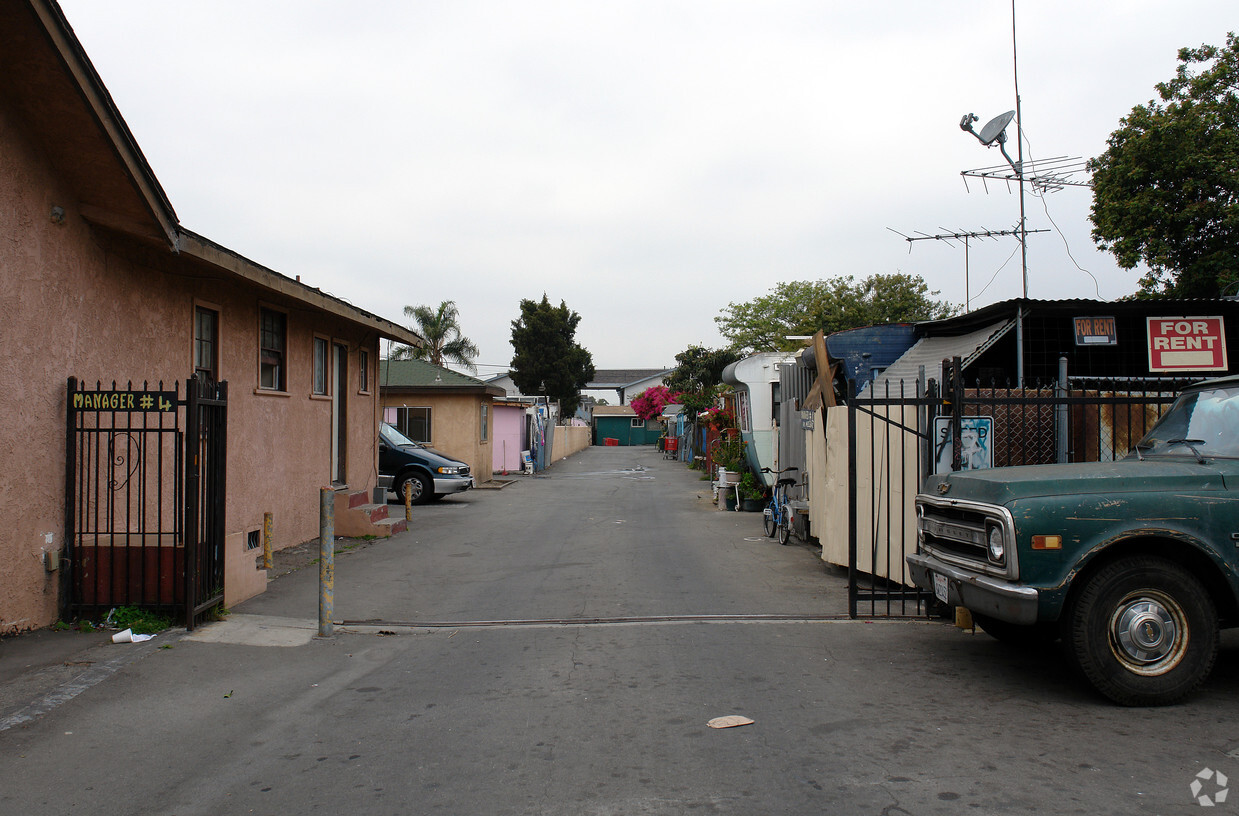 Building Photo - Lone Palm Trailer Lodge