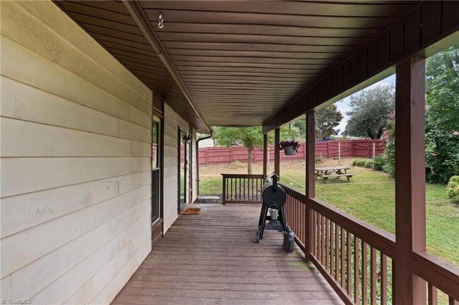 Building Photo - Charming 2-Bedroom Home in Quiet Small Tow...