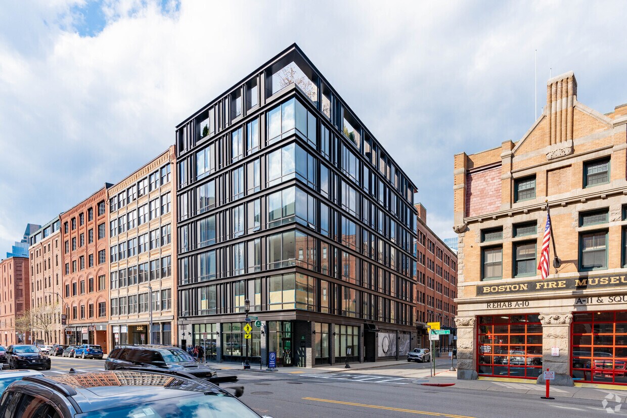 10 Farnsworth Street is located in the Fort Point submarket of Boston. - 10 Farnsworth St