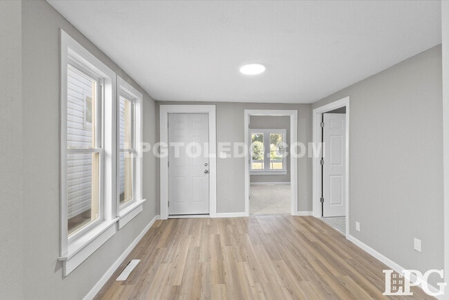 Building Photo - 1204 Navarre Ave