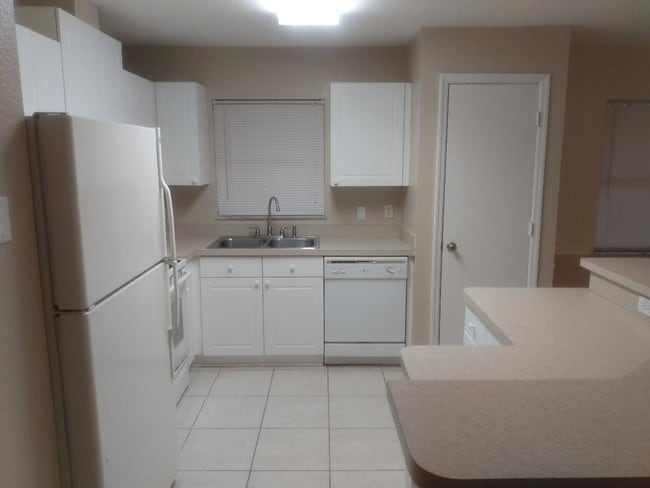 Foto del edificio - 7446 Pond Cir
