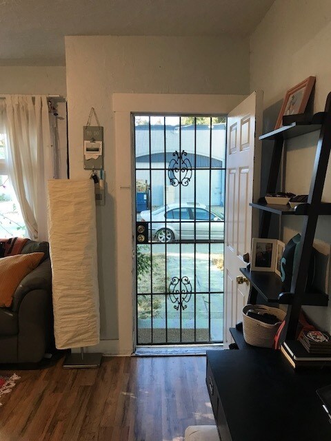 entrnce - 1130 Hester Avenue