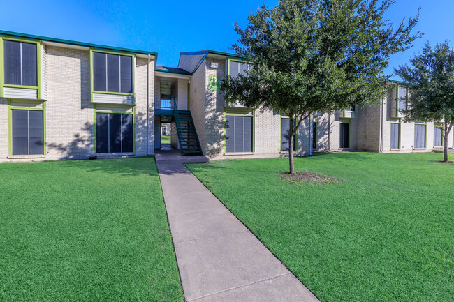 Building Photo - Bainbridge Apartments