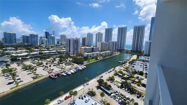Foto del edificio - 500 Bayview Dr