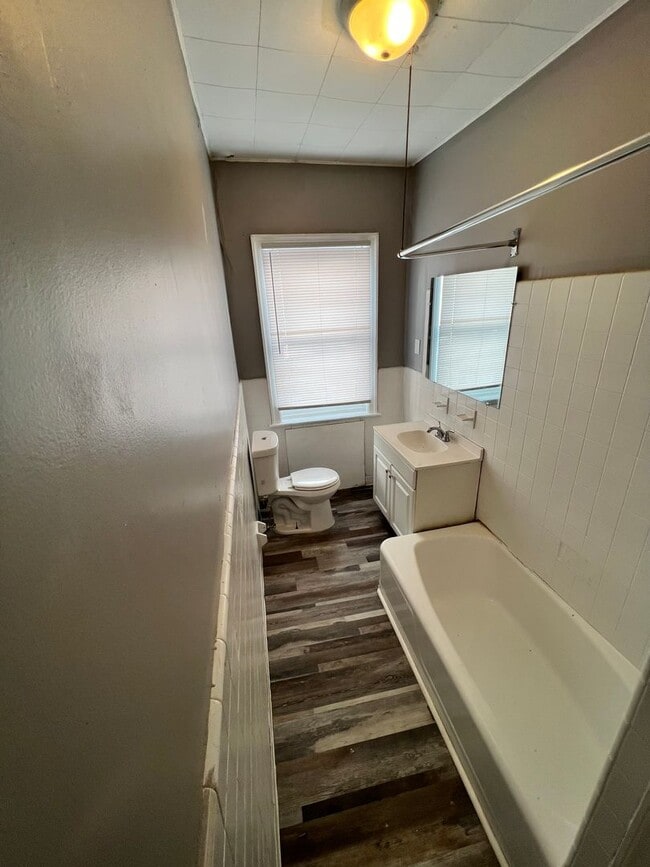 Foto del edificio - Remodeled 4 Bedroom 2 Bath Remodel in Over...