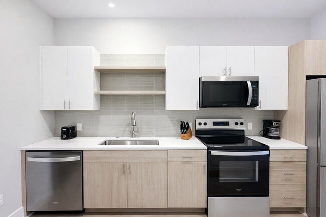 Foto del edificio - 4624 Douglas St