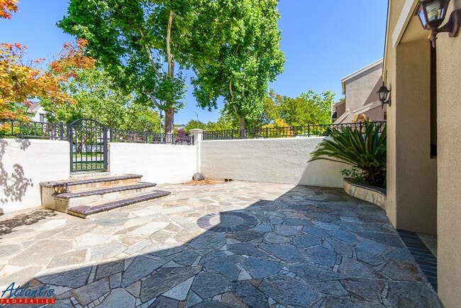 Building Photo - Desirable Evergreen Townhouse