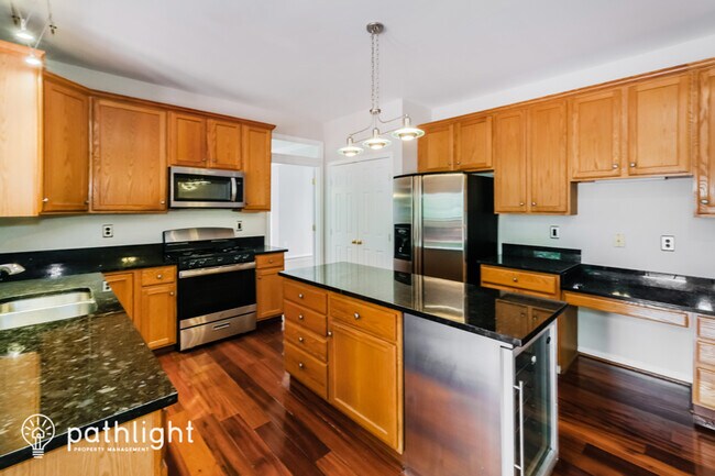 Building Photo - 4905 Sutherland Dr