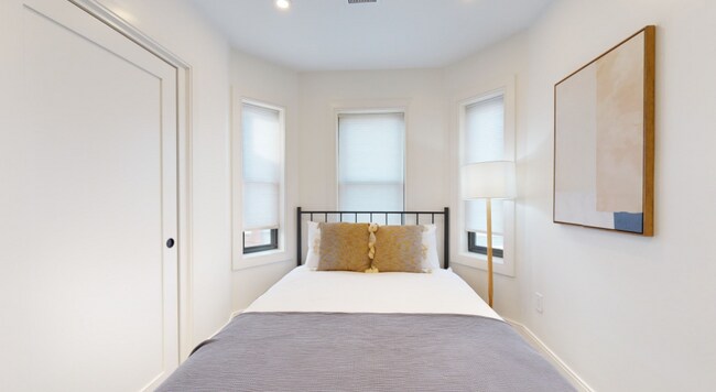 Foto del edificio - 353 E 8th St