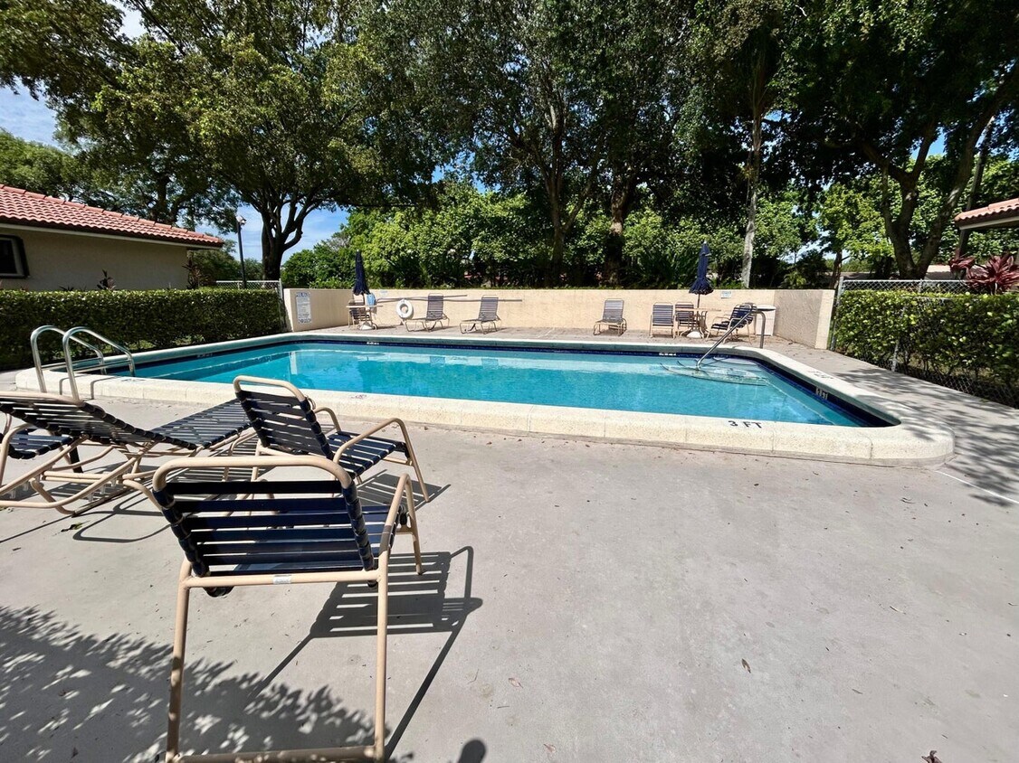 Foto principal - 9649 NW 4th St