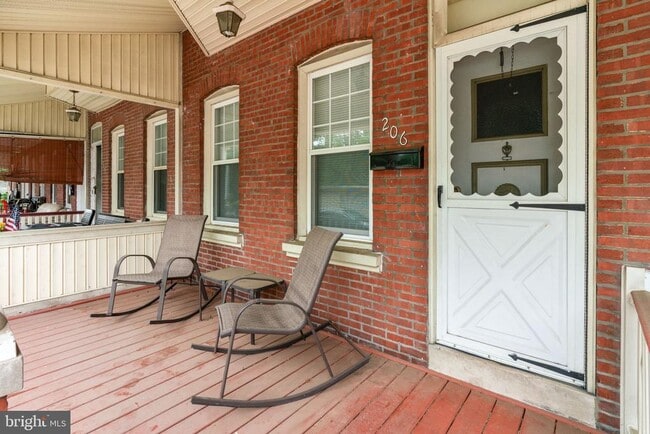 Building Photo - 206 E Elm St