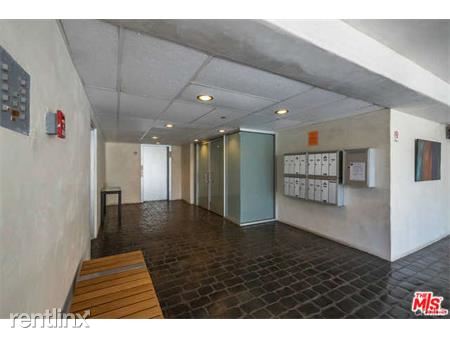 Building Photo - 1129 Larrabee St