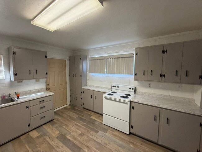 Building Photo - 2 Bed 2 Bath Home